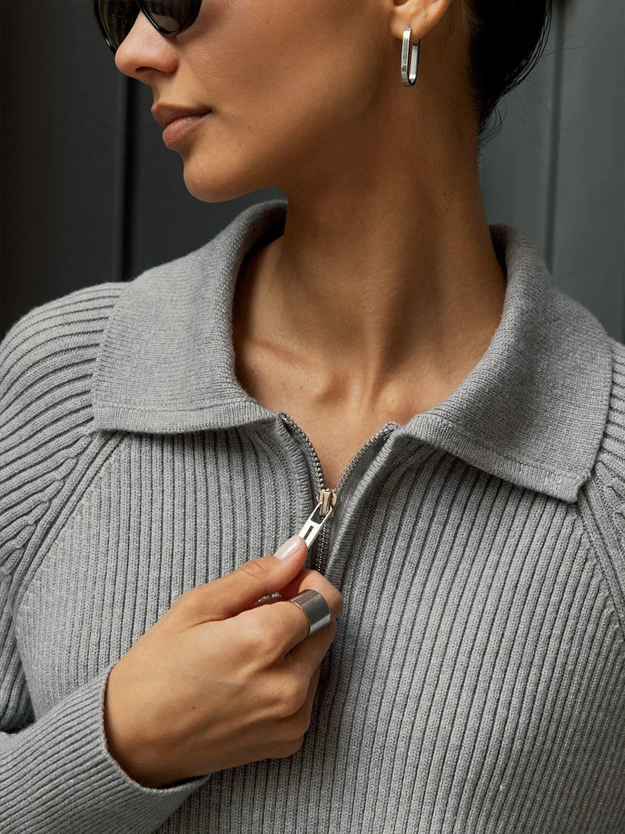 Ruth | Jersey de cuello alto con cremallera y textura acanalada